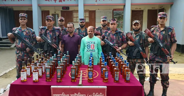 জব্দকৃত ভারতীয় মদ ও আটক ব্যক্তিরা